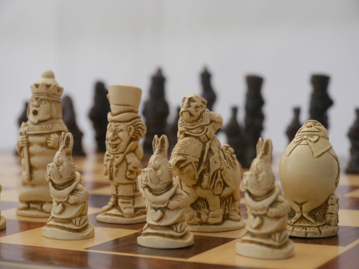 Berkeley Chess Ltd - Alice in Wonderland Chess Set - Ivory and Brown