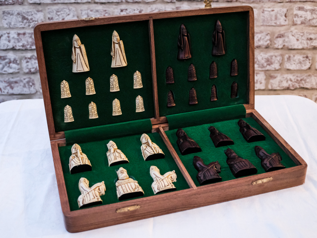 Berkeley Chess Isle of Lewis Set Ivory and Red with Wooden board. 