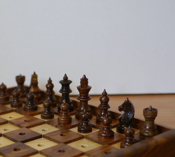 6" x 4" PEGGED WOODEN CHESS SET 