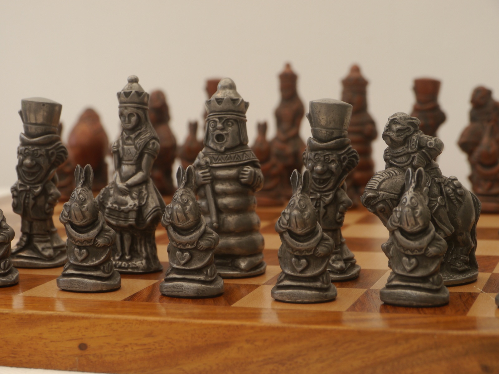 Berkeley Chess Ltd - Alice in Wonderland Chess Set - Metal