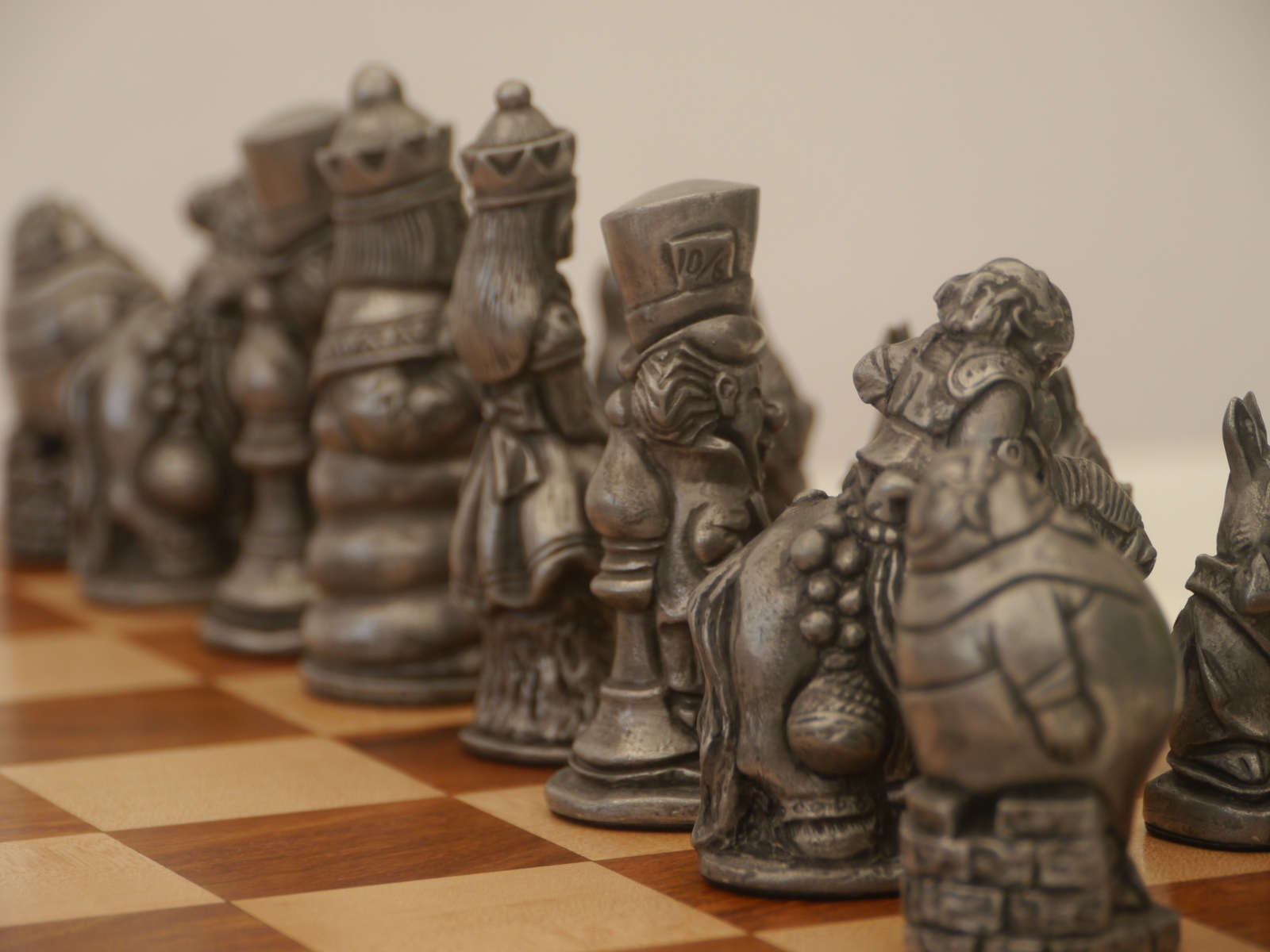 Berkeley Chess Ltd - Alice in Wonderland Chess Set - Metal