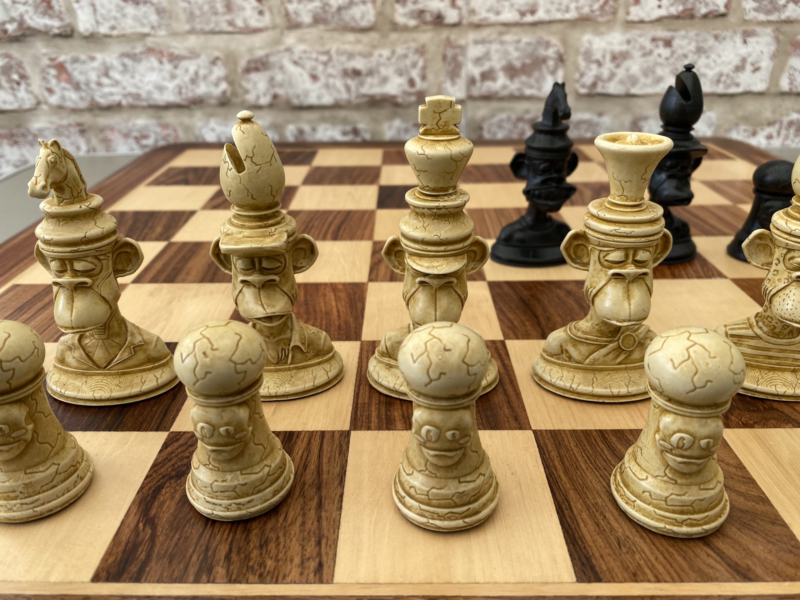 ARNO - 4.75 Chess Set with Black and White Board